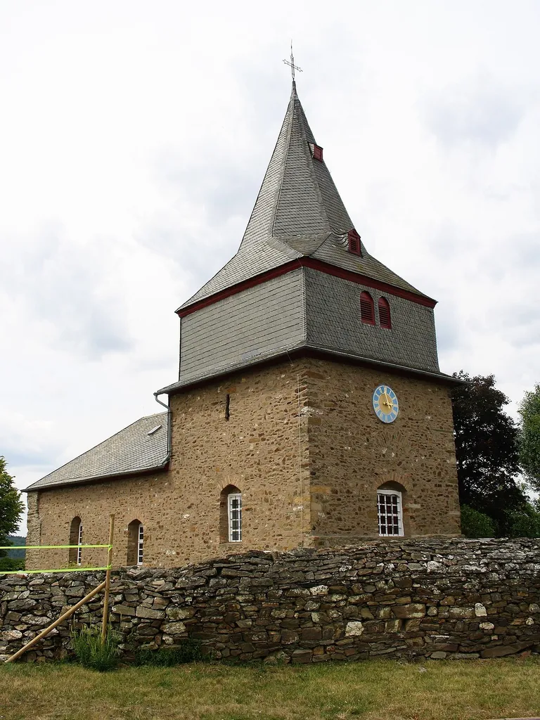 Evangelische Wehrkirche in Dickschied, einem Ortsteil von Heidenrod im Rheingau-Taunus-Kreis in Hessen.
