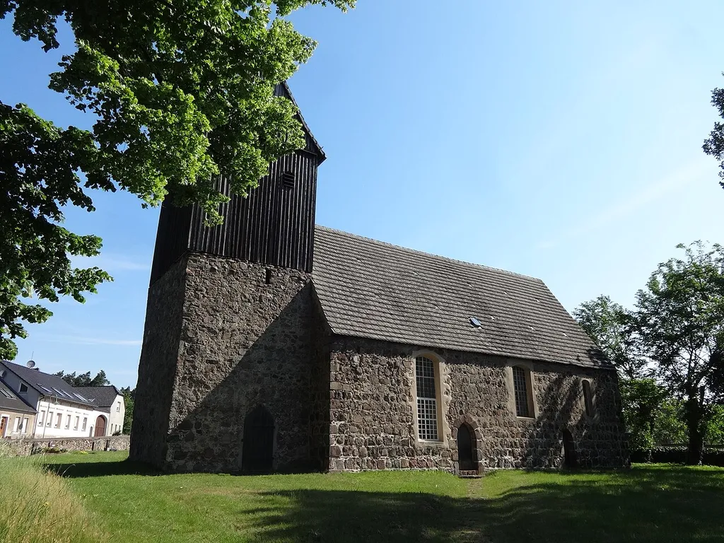 Die Dorfkirche in Kemlitz (Baruth/Mark) ist eine Feldsteinkirche aus der Zeit um 1300. Im Innern befindet sich eine schlichte Ausstattung, die überwiegend aus dem 18. Jahrhundert stammt.