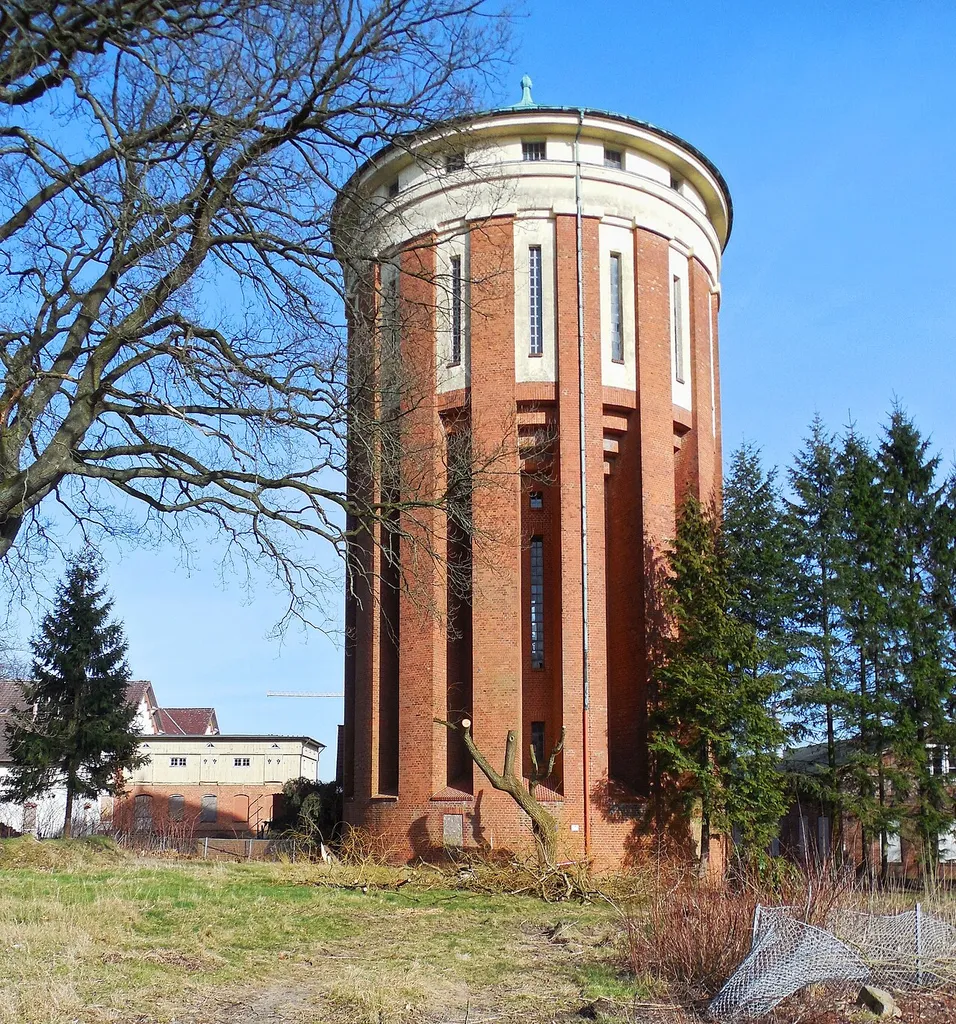 Langenhorn, Hamburg, Germany (Gebäude links im Hintergrund nach dem Umbau: Foto)