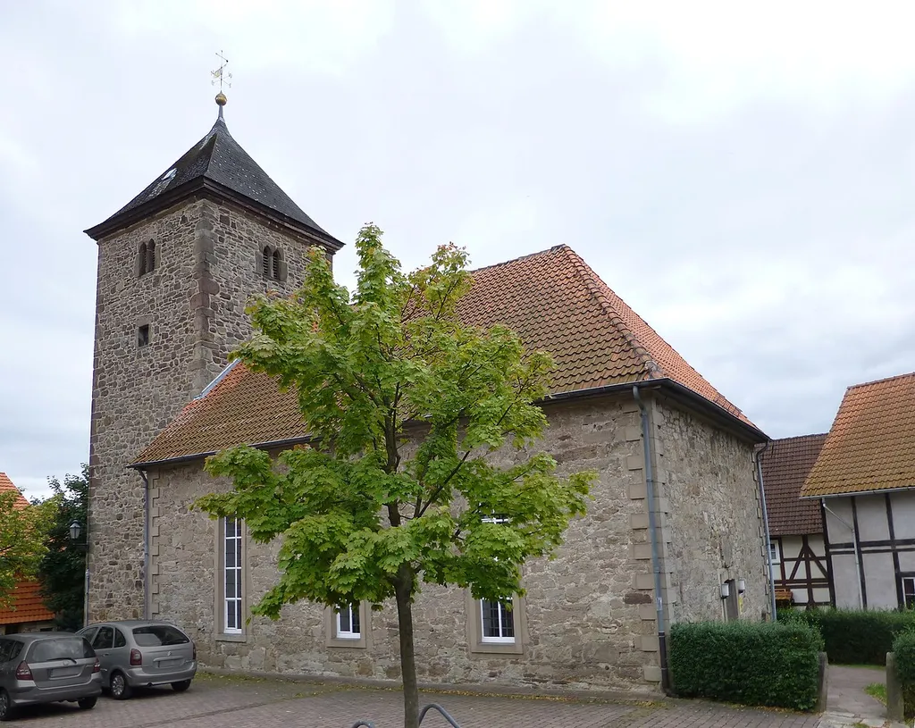Nordwestansicht der ev.-luth. Kirche in Lippoldshausen, Stadt Hann. Münden, Südniedersachsen. Turm erbaut um 1200, heutiges Kirchenschiff 1753. Lt. Denkmaltopographie St.Michaels-Patrozinium. Im Inneren barocke Kanzelaltarwand und spätbarocke Orgel von St. Heeren, im kreuzgratgewölbten Turmuntergeschoss gotische Fresken.