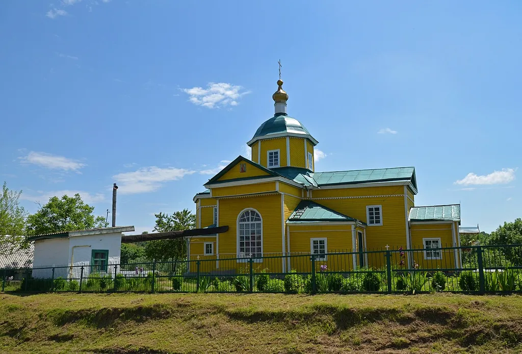 Святодухівська церква (дер.), село Шкарівка, біля будинку культури