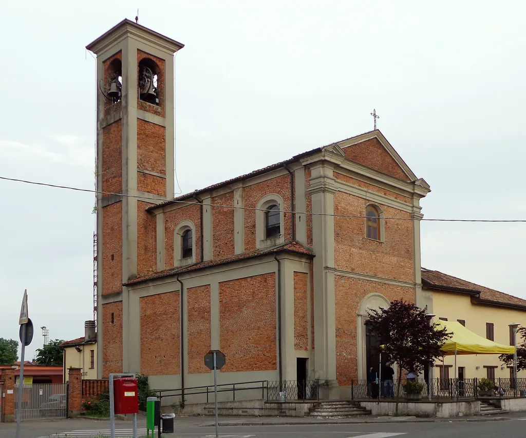 La chiesa parrocchiale dei Santi Pietro e Paolo a Mezzate, frazione di Peschiera Borromeo.