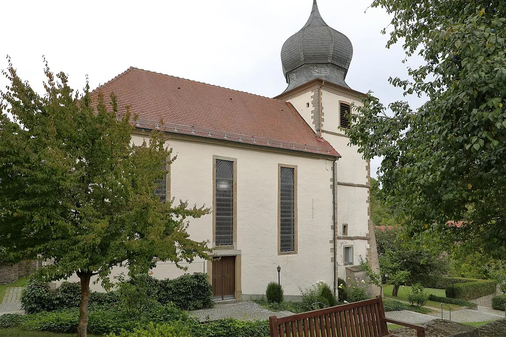 Die evangelische Pfarrkirche des Niederstettener Ortsteils Wermuthausen wurde auf den Überresten einer alten Wehrkirche erbaut.