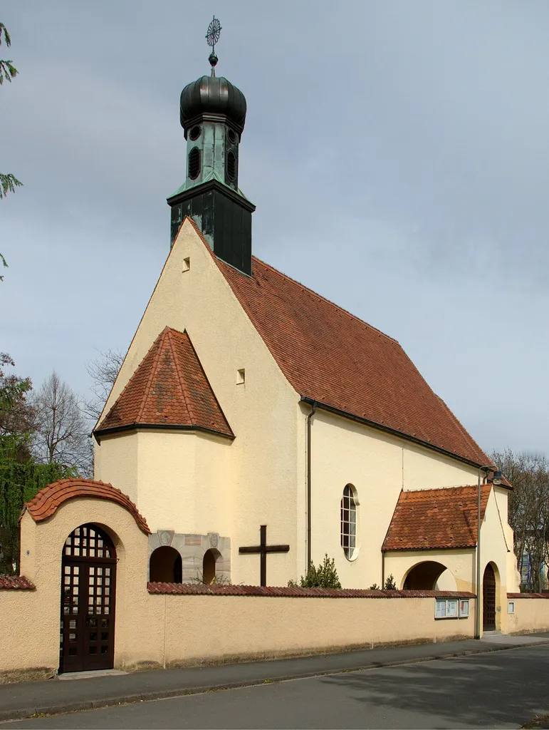 Die römisch-katholische Kirche St. Peter und Paul im Erlanger Stadtteil Bruck