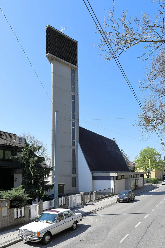 Nordostansicht der Pfarrkirche St. Hemma im 13. Wiener Gemeindebezirk Hietzing.Die Kirche wurde nach Plänen von de:Erwin Plevan errichtet. Die Grundsteinlegung fand am 2. Okt. 1964 statt und die Einweihung am 25. Sep. 1966. Mit 1. Jänner 1967 wurde die Pfarre von der Invalidenhauskirche an die neue Kirche verlegt. Aus der Pfarre St. Johann am Fasangarten wurde die Pfarre St. Hemma.
