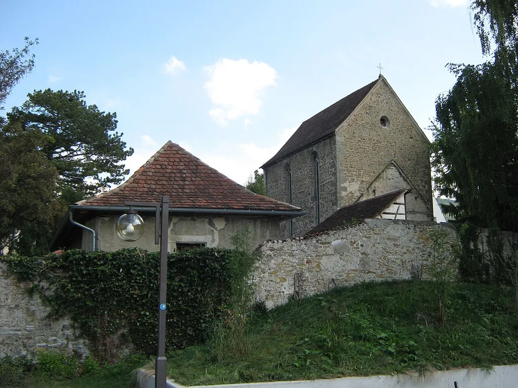 Klostermauer des 1252 gegründeten ehemaligen Clarissenklosters St. Cäcilia in Pfullingen, rechts hinten das kurz nach 1300 erbaute Kirchenschiff. Westansicht.