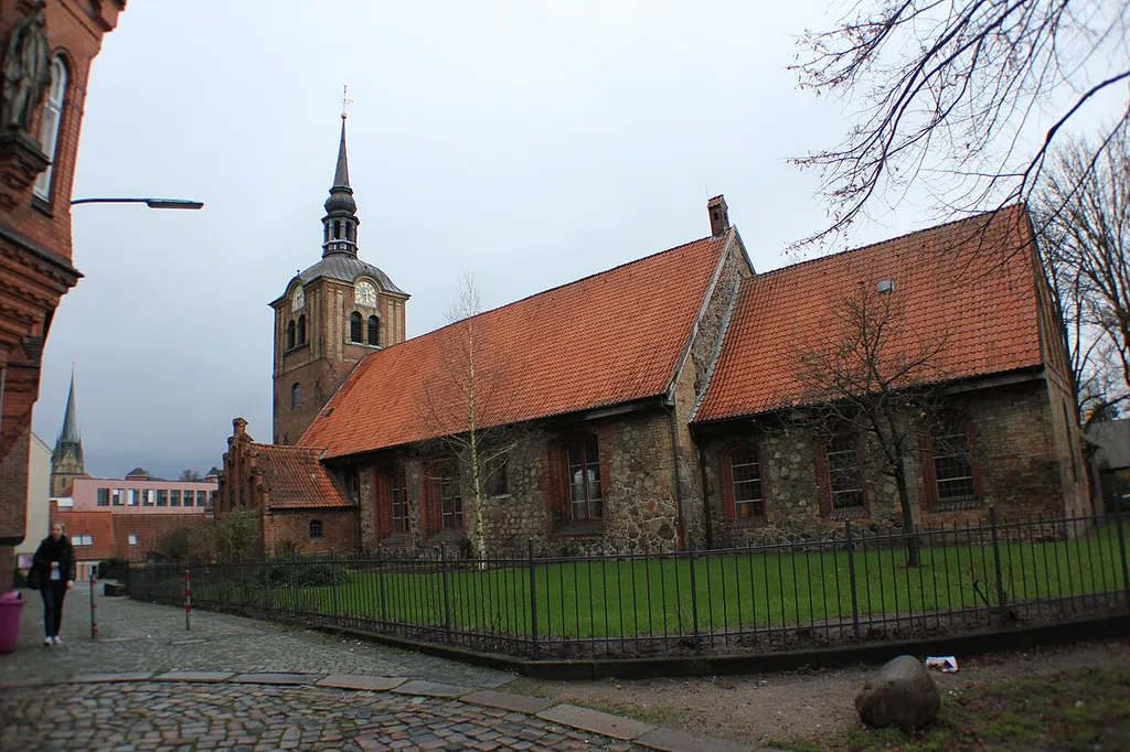 Die Johanniskirche, Flensburg (St. John's Church, Flensburg); nicht weit entfernt die Nikolaikirche