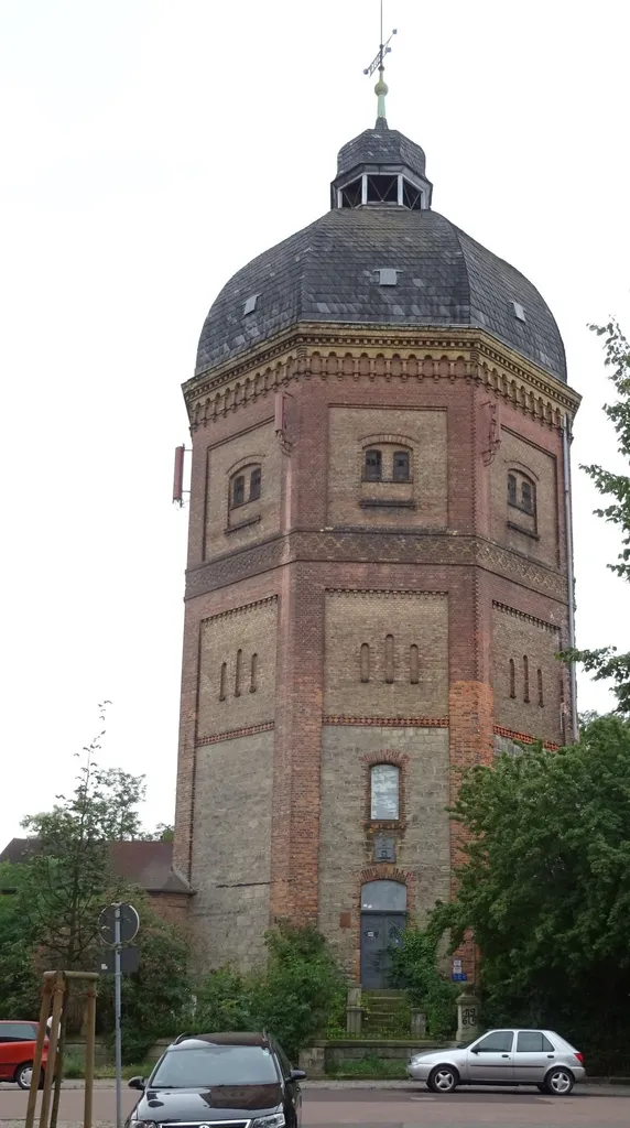 Ein Bild des Wasserturms "Dicker Wilhelm" in der Bernburger Bergstadt.