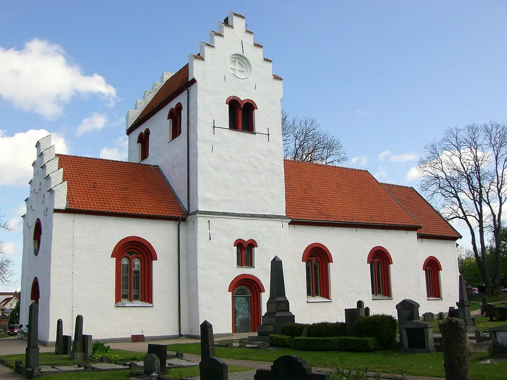 Hästveda kyrka, med rödmålade valvbågar.