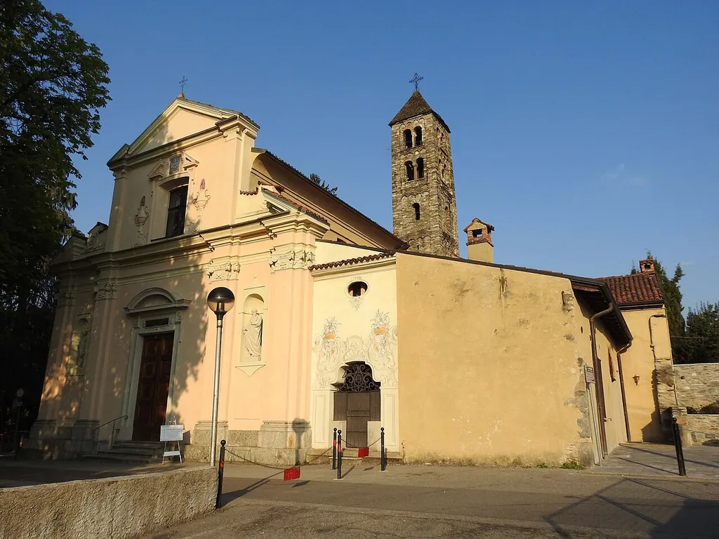 La chiesa di San Pietro in Campagna a Luino.