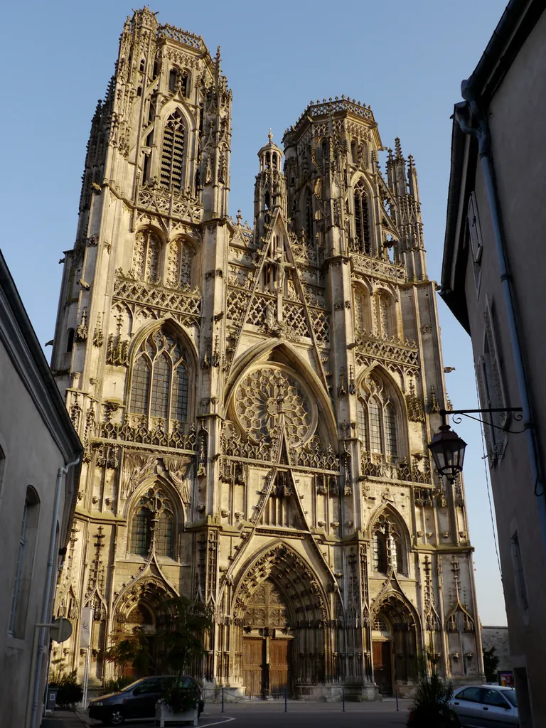 Description : façade gothique flamboyant de la Cathédrale Saint-Étienne de Toul, Lorraine, France.
