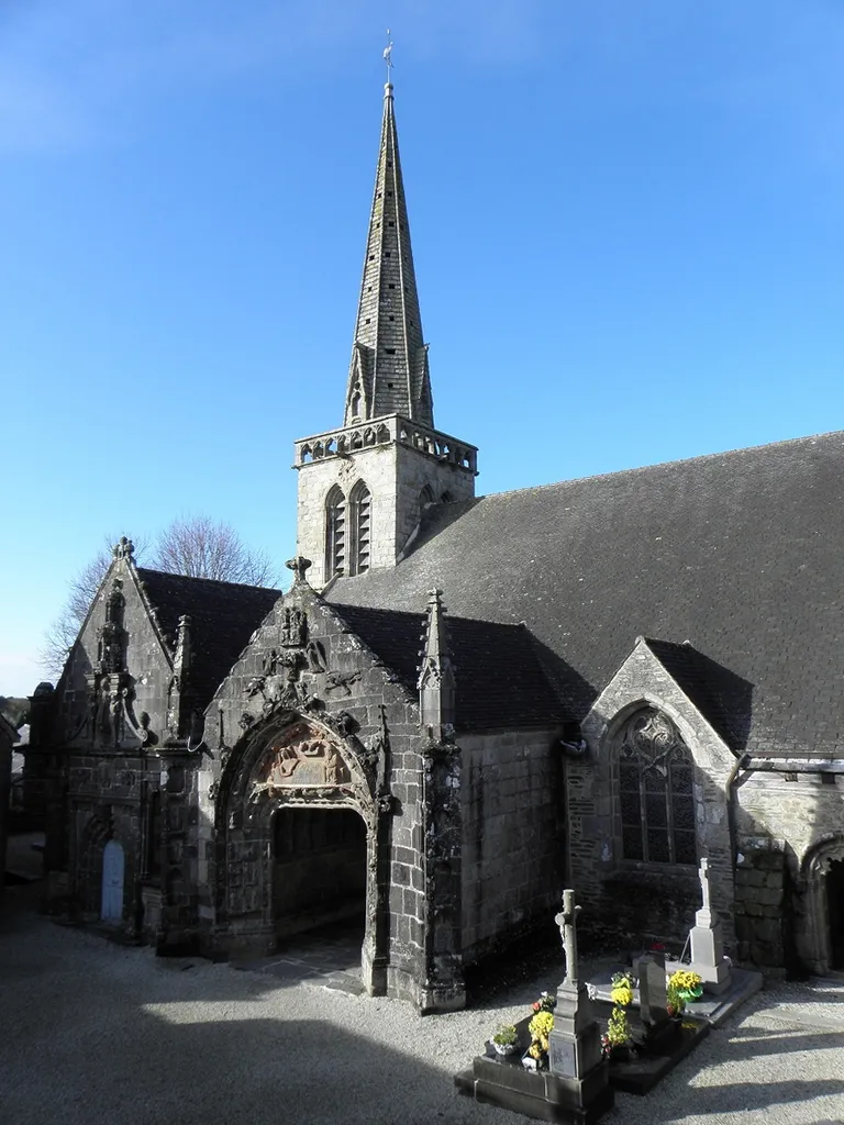 Flanc sud de l'église Saint-Salomon de La Martyre (29).