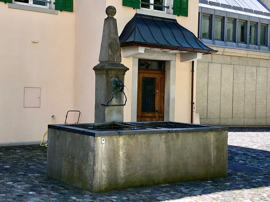 Brunnen im Vorhof der Kirche