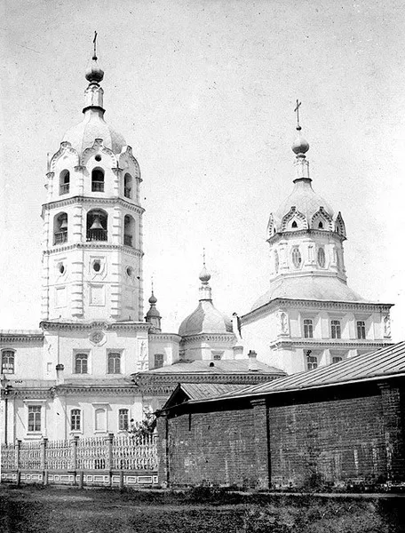 г. Иркутск. Чудотворская церковь построена в 1703 сначала деревянной, в 1744-1748 строилась каменная и освящен один престол, к 1754 освящены еще два престола. Чудотворская церковь воздвигнута на средства иркутского купца М. И. Глазунова, она стояла на углу Набережной и Чудотворской улиц. На месте разрушенной Чудотворской церкови в 1930-х построен 3-х этажный каменный жилой дом.