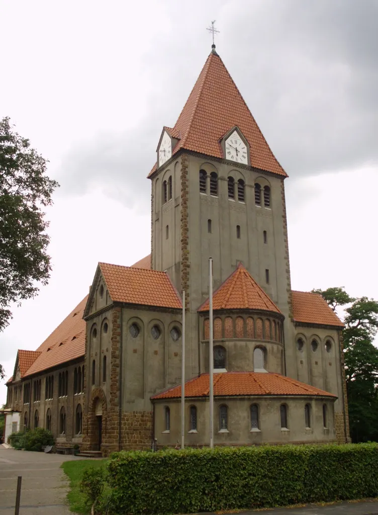 evangelische Christuskirche in Obernbeck, einem Stadtteil von Löhne, Nordrhein-Westfalen, Deutschland; erbaut 1913-1914 nach Entwurf des Architekten Joseph Campani