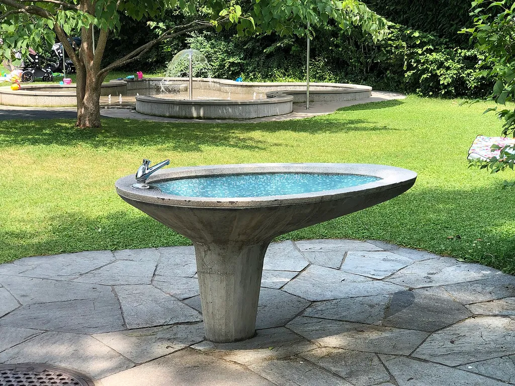 Brunnen im mitlern Teil des Standbades