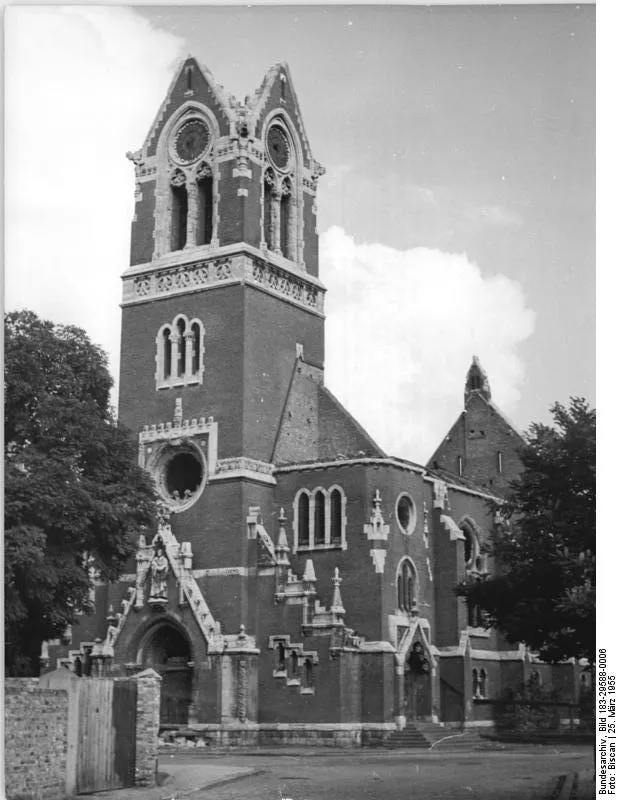 For documentary purposes the German Federal Archive often retained the original image captions, which may be erroneous, biased, obsolete or politically extreme. Zentralbild-Biscan Wjt-Qu 7 Mot. 25.3.1955 Die evangelische Martini-Kirche in Magdeburg-Neustadt Diese Kirche, 1902 erbaut, war die jüngste Kirche der Stadt, als sie im Januar 1945 durch Brandbomben zerstört wurde. In der Bombennacht stürzte die Turmspitze ein. Der Glockenstuhl wurde wieder instandgesetzt und die Glocke wieder in Benutzung genommen.