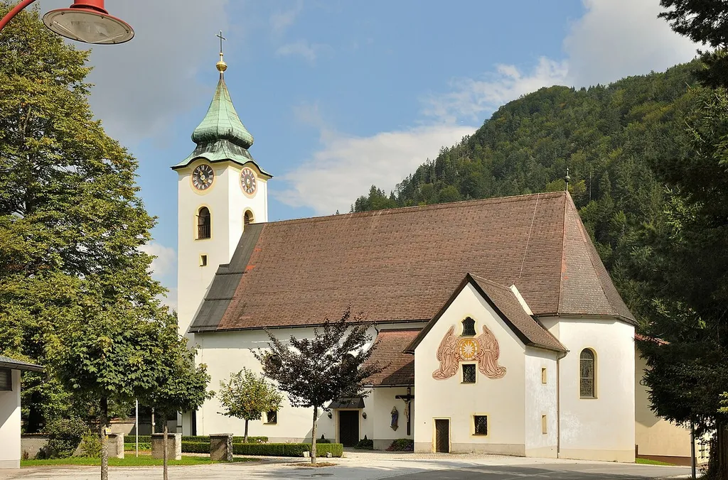 Kath. Pfarrkirche hl. Nikolaus und ehem. Friedhofsfläche