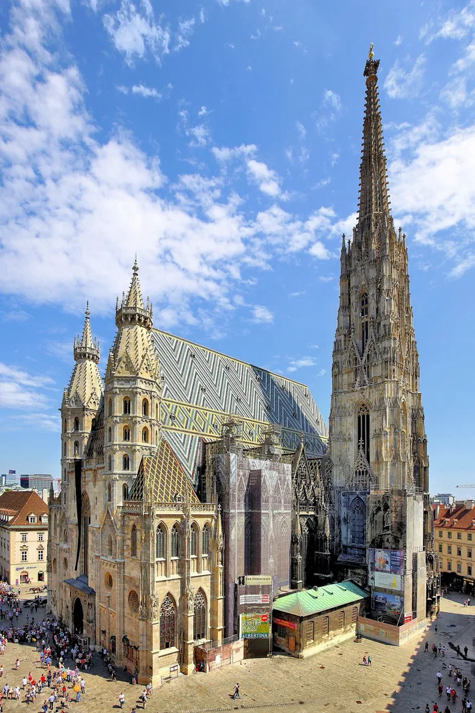 Westansicht des Stephansdoms in der österreichischen Bundeshauptstadt Wien.Der Grundstein für den Stephansdom wurde 1359 unter Rudolf IV. („Der Stifter“) gelegt. Der Südturm wurde 1433 unter Hans von Prachatitz fertiggestellt, mit 137 Metern war er damals das höchste Bauwerk Europas: [1].