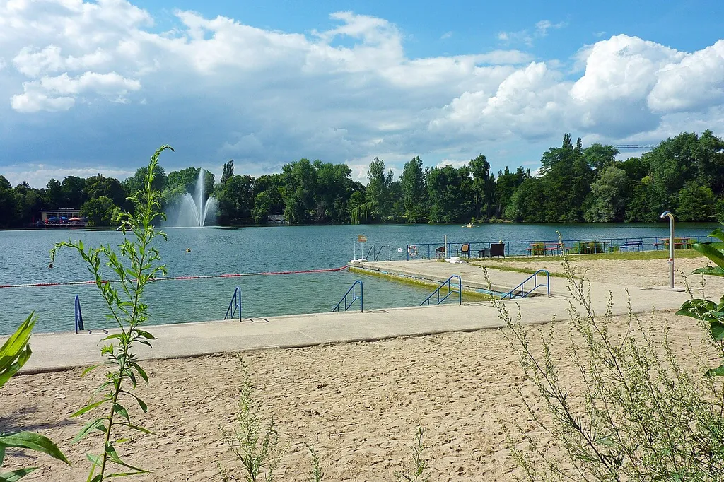 Strand des "Strandbads Weissensee" in Berlin-Weißensee.