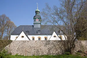 Sachgesamtheit Kirche und Kirchhof Helbigsdorf mit den Einzeldenkmalen Kirche, Mauer (mit Steinkreuz), drei Grabmale (barock), Steinkreuz (1569), Friedhofskapelle (1755) mit Gruft und Gedenkstein für die Gefallenen des Ersten und Zweiten Weltkrieges