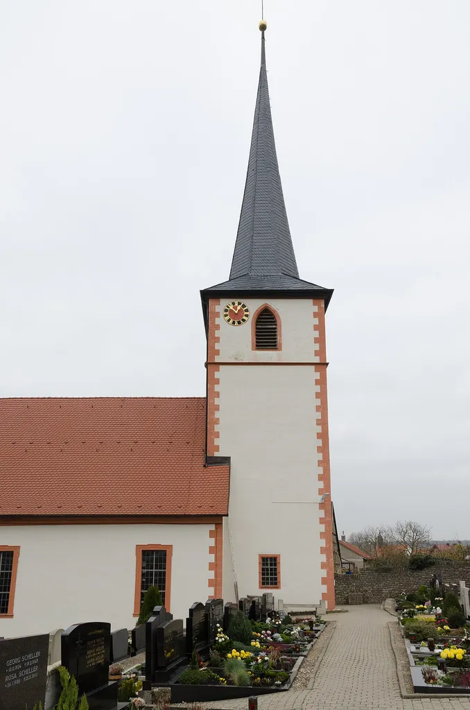 Katholische Pfarrkirche St. Bartholomäus. Chorturmkirche, Turm 15. Jahrhundert und 1611, Langhaus 1736, Erweiterungsbau; mit Ausstattung. Kirchweg 19, Stammheim, Gemeinde Kolitzheim, Landkreis Schweinfurt, Unterfranken, Deutschland