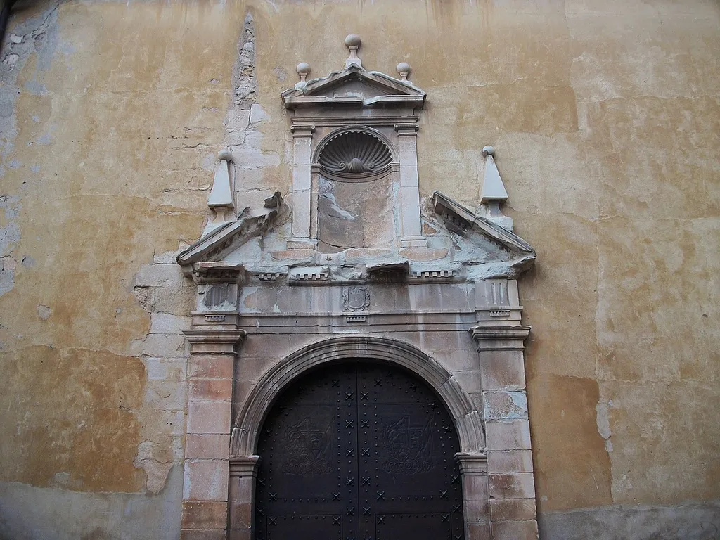 Portada lateral de l'església de santa Maria de Cocentaina.