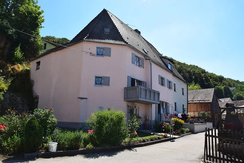 zweigeschossiger Satteldachbau mit ausprägtem Chorabschluss im Nordosten