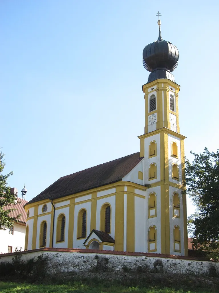 Oppolding; kath. Filialkirche St. Johannes d.T., Saalbau mit Zwiebelturm, in barockem Stil von Johann Baptist Lethner errichtet, 1764; mit Ausstattung.
