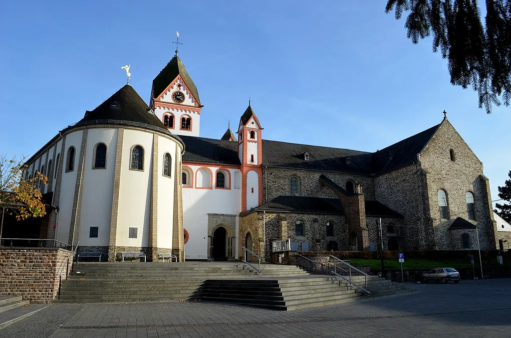 De protestantse 'Medarnuskerk vormt samen met de tot de rooms-katholieke Sint-Medarduskerk vergrote Reichardsmunster een monumentaal gebouwencomplex in Bendorf, Rijnland-Palts