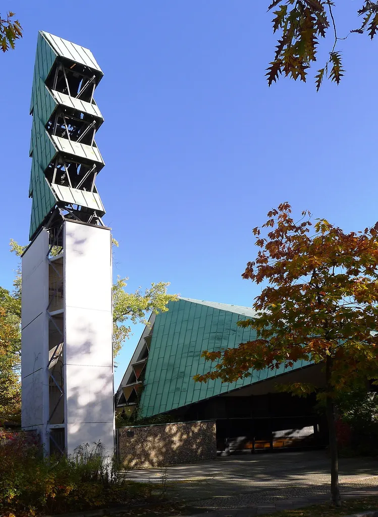 Blick auf die Kirche von der Eichenallee