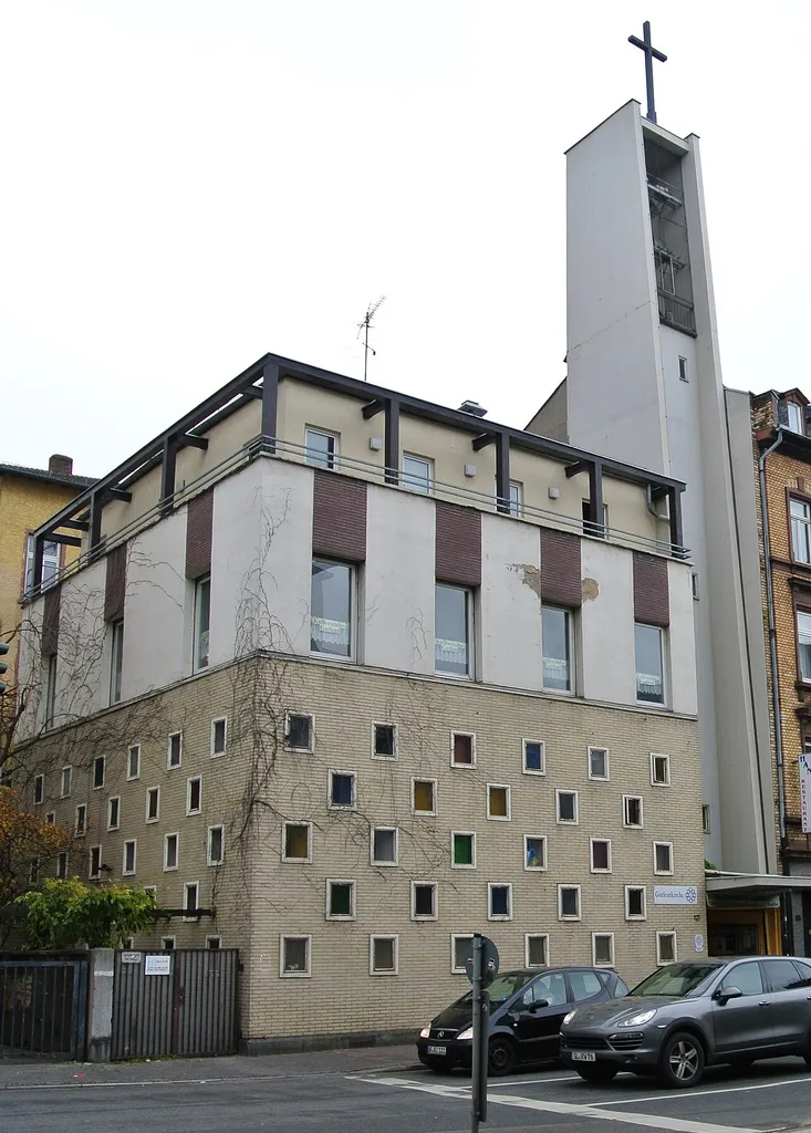 Evangelische Gutleutkirche im Frankfurter Gutleutviertel des Architekten Rudolf Schanty aus dem Jahr 1958 zur evangelischen Hoffnungsgemeinde gehörend