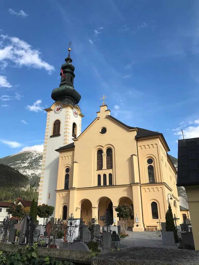 Kath. Pfarrkirche Hl. Kreuz in Zirl in Tirol nach der Renovierung 2017