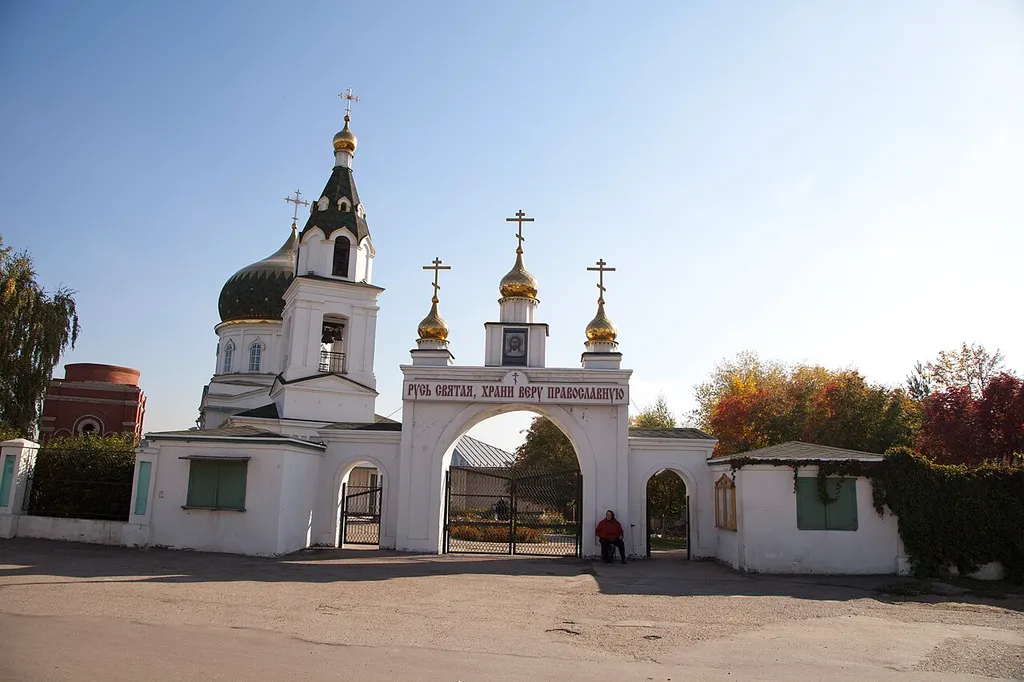 Центральный вход в храм