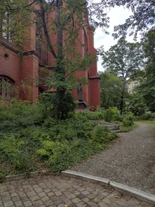 Kirchgarten der Gethsemanekirche mit Einfriedung Stargarder Straße 77