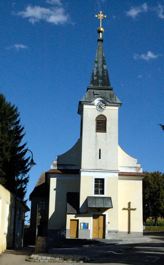 katholische Pfarrkirche Heilige Dreifaltigkeit in Deinzendorf, Gemeinde Zellerndorf