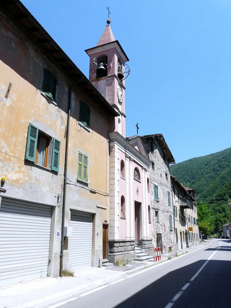 La chiesa di Santa Croce, Pietrabissara, Isola del Cantone, Liguria, Italia.