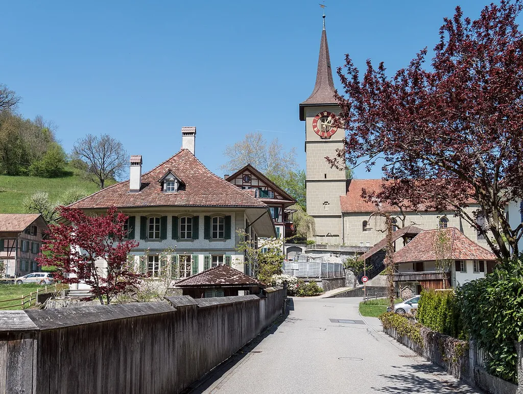 Oberburg b. Burgdorf: Kirchgasse mit Pfarrhaus von 1749 und Kirche von 1497, Turmgestaltung 1952.