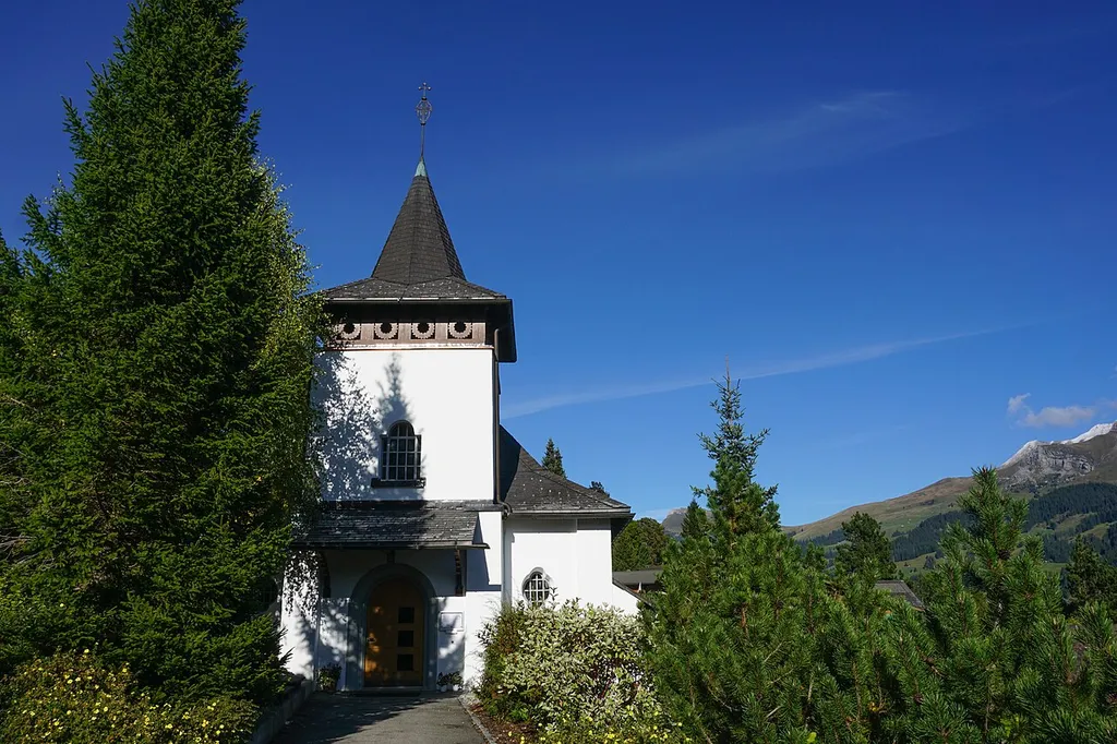 Kapelle Peter und Paul Adelboden mit Glockenturm und Eingang
