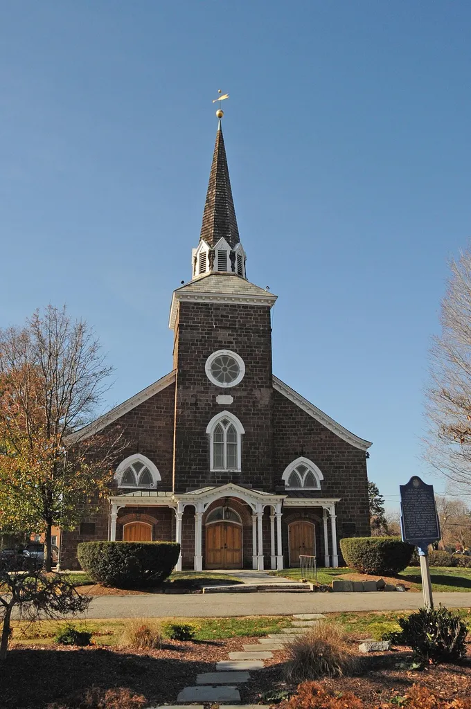 PRESENT CHURCH MODELED AFTER DUTCH COLONIAL ARCHITECTURE WAS COMPLETED IN 1800. PREVIOUS CHURCH ON THIS SITE WAS WASHINGTON’S HEADQUARTERS IN 1778 AND 1780. CHURCH WAS USED AS A BARRACKS, HOSPITAL, AND PRISON This is an image of a place or building that is listed on the National Register of Historic Places in the United States of America. Its reference number is 75001121 (Wikidata).
