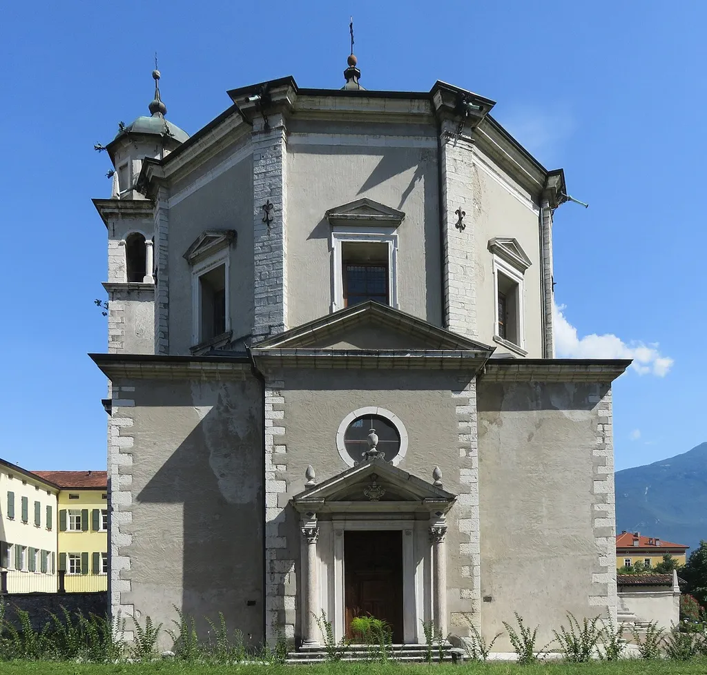 La Chiesa dell’Inviolata, in stile barocco, è il più importante monumento di Riva del Garda. Edificata nel 1603, consacrata nel 1636 grazie a Gaudenzio Madruzzo e Alfonsina Gonzaga.
