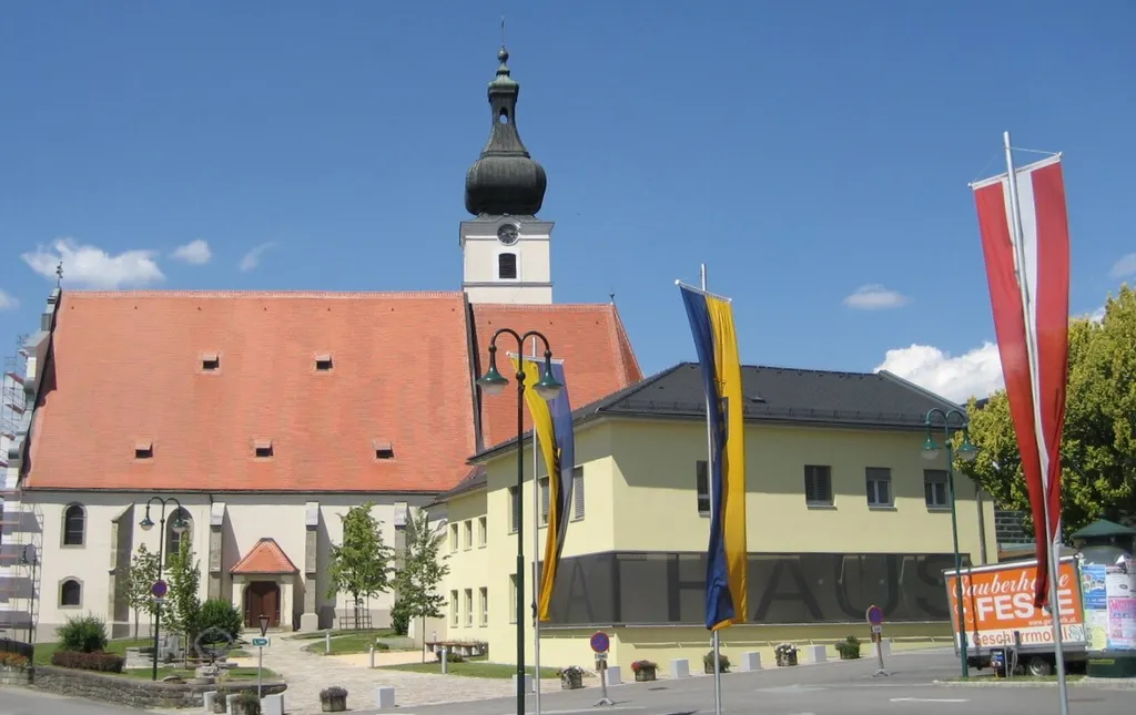 Kirche und Rathaus in Mank