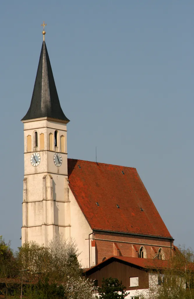 St. Laurentius in Altmühldorf (Stadt Mühldorf am Inn, Landkreis Mühldorf am Inn, Oberbayern). Die um 1518 errichtete spätgotische Hallenkirche ist ein Werk der Burghauser Bauschule.