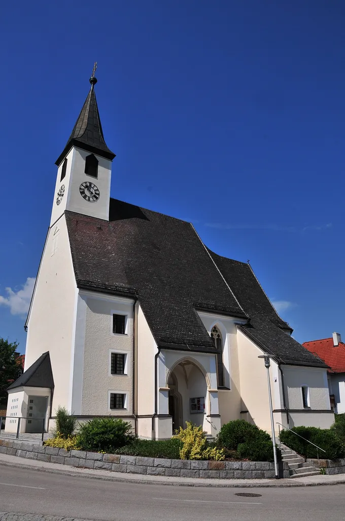 Kath. Pfarrkirche hl. Bartholomäus und Friedhof