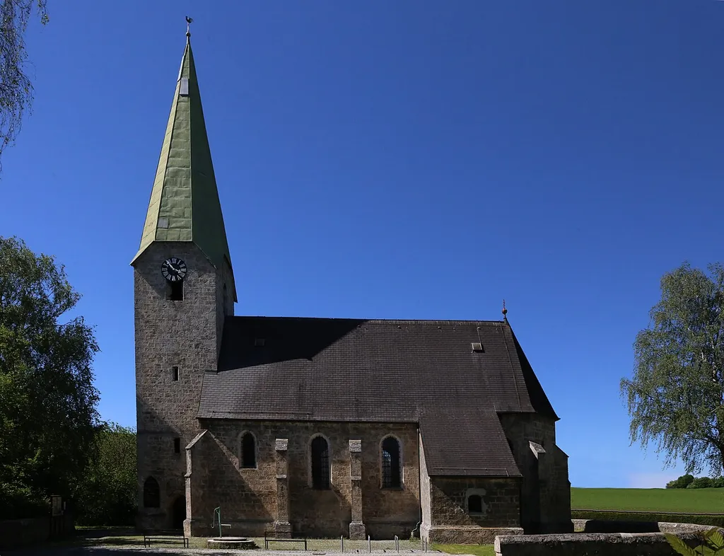 Kirche St. Gerorgen an der Mattig Ansicht von Süden. Die Kirche ist eine Filialkirche der Pfarre Burgkirchen in Oberösterreich.
