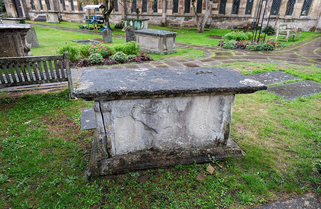 Tetbury: UNIDENTIFED MEMORIAL, ABOUT 6 METRES NORTH EAST OF PATH CROSSING IN CHURCHYARD OF CHURCH OF ST MARY