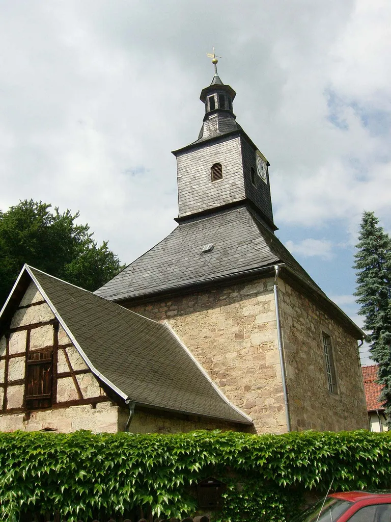 Die Kirche mit ihrem Walmdach und dem Drachenkopf als Windfahne