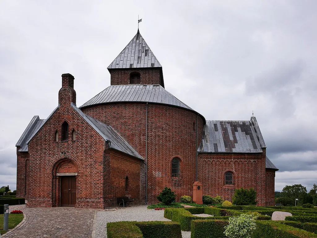 Kirche in Thorsager - Aussenansicht von Südwesten. Waffenhaus, Rundkirche und darüber der viereckige Turm, der auf den Innensäulen ruht.