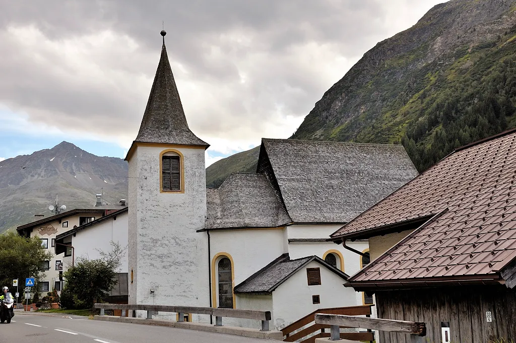 Kath. Pfarrkirche Mariahilf und Friedhof in Plangeross