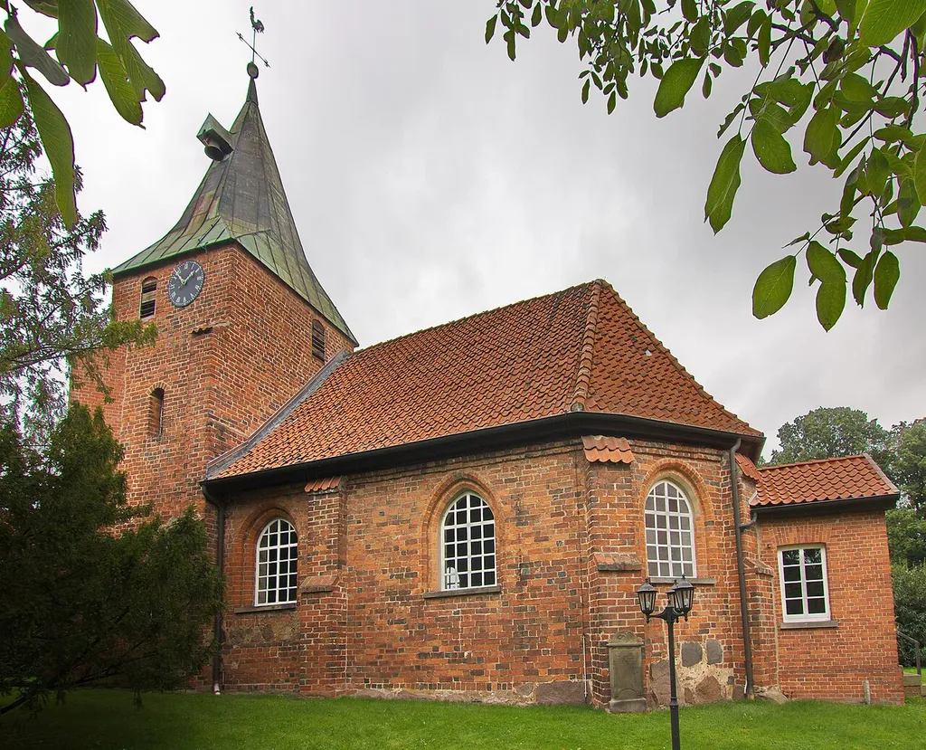 Kleine Saalkirche aus Backsteinmauerwerk aus dem 14. Jahrhundert in Binnen, Niedersachsen, Deutschland